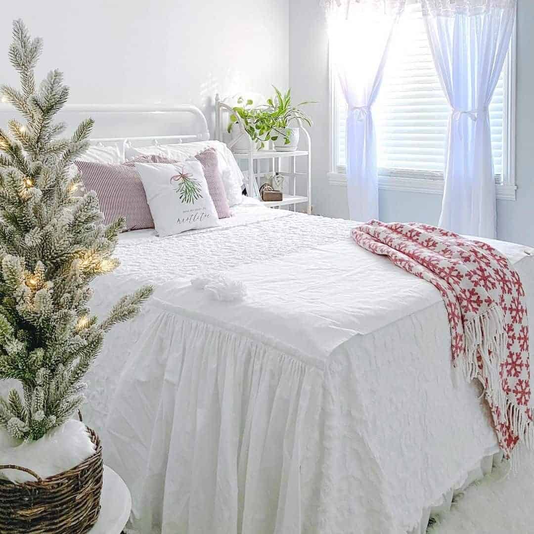 02 of  Cozy Bedroom With Winter Decorations