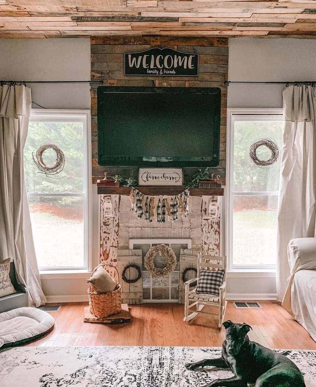 32 of  Shabby Chic Farmhouse Living Room With Wreaths