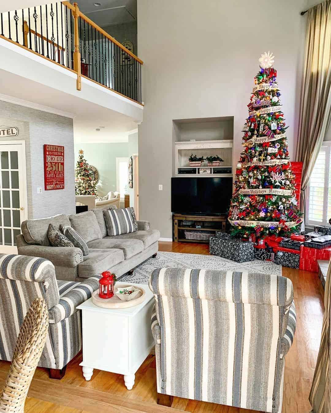 08 of  Living Room With Vibrant Winter Décor