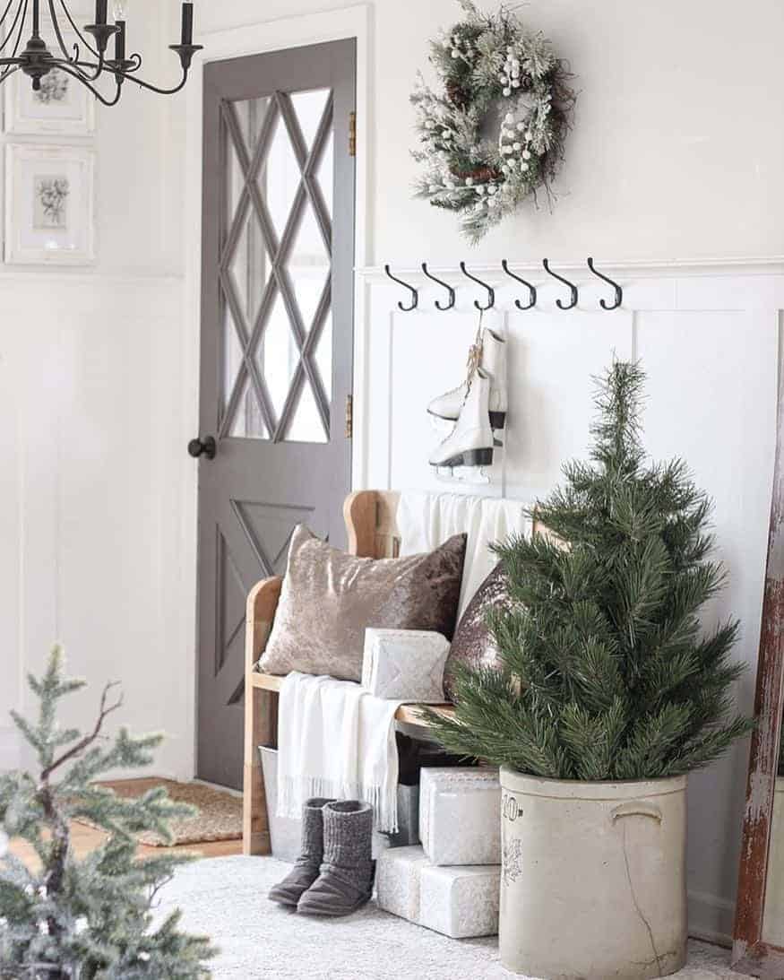 33 of  Cozy Christmas Entryway Décor Idea