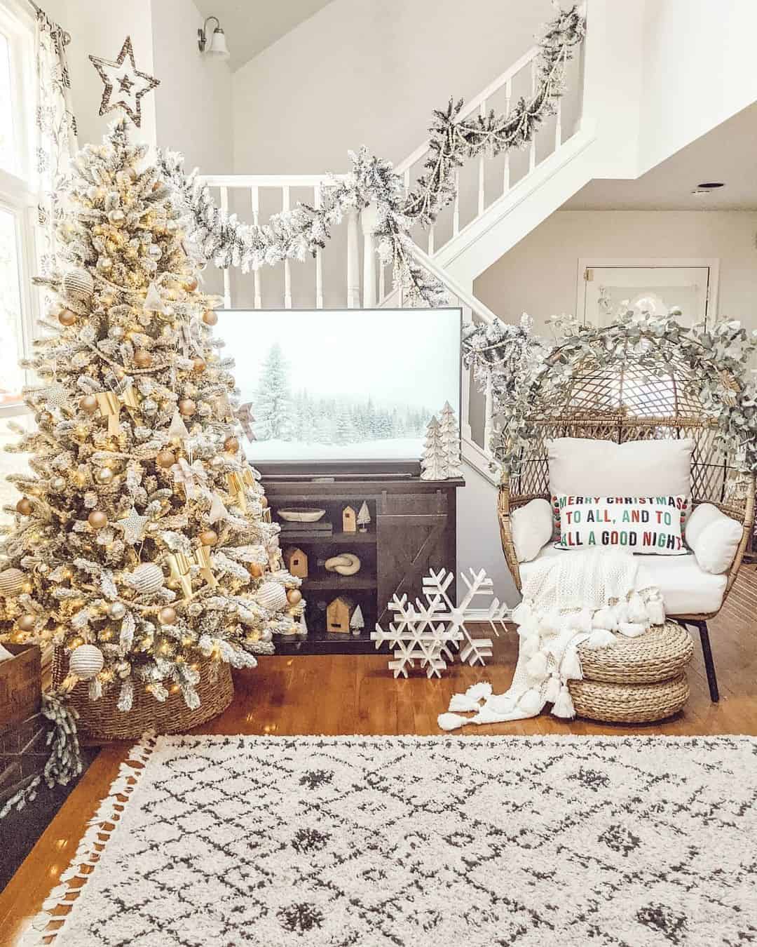 18 of  White and Gold Winter Wonderland Decorations