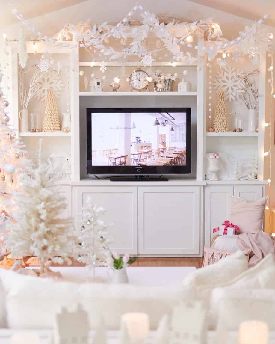 05 of  Holiday-themed Living Room With Winter Décor