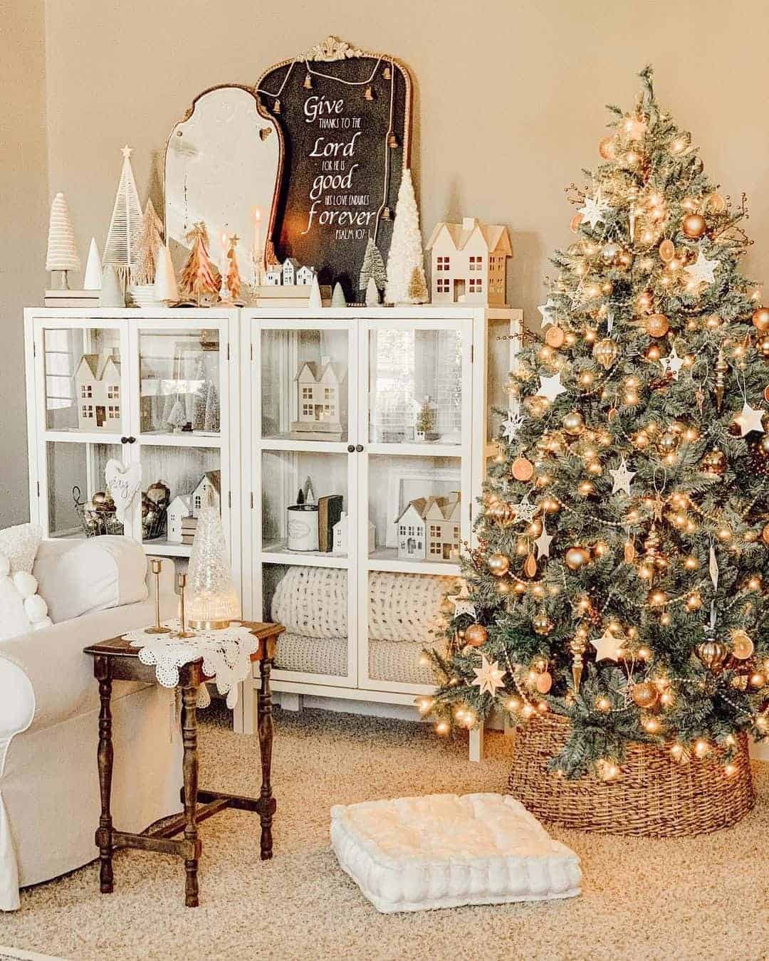 02 of  Gold Winter Décor Inspiration