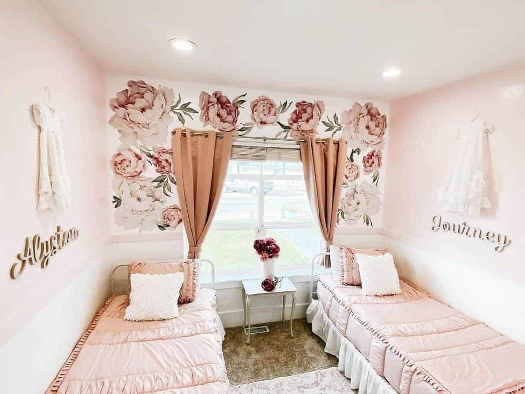 03 of  Arrangement Idea for Two Girls Beds in One Room