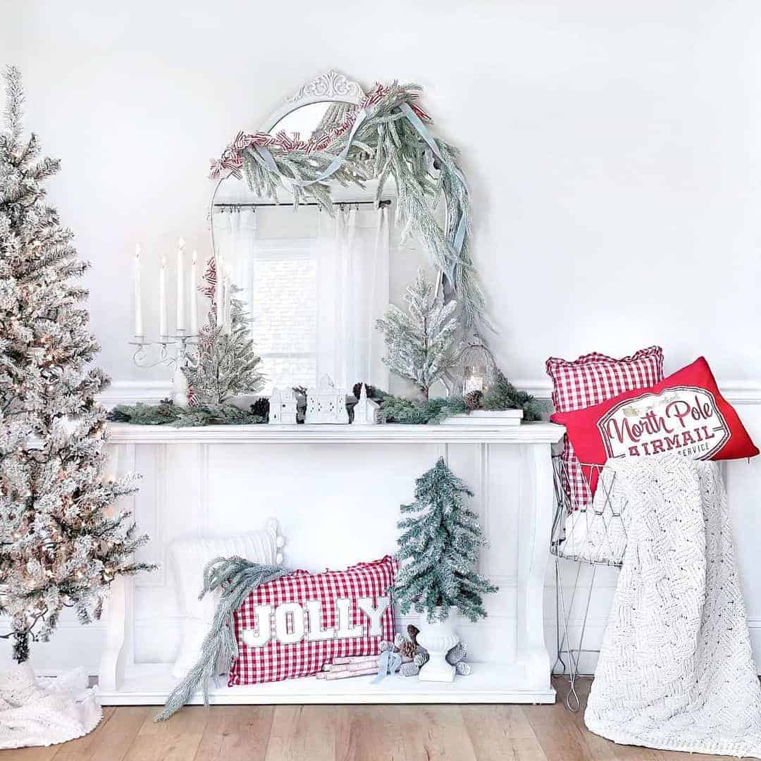 12 of  Festive Winter Entryway Décor Idea